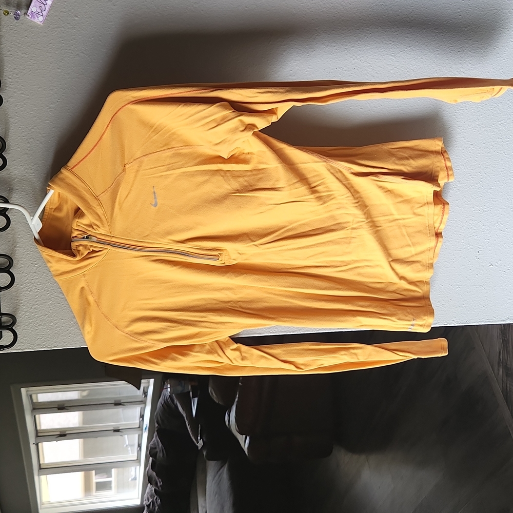 3 nike pullovers